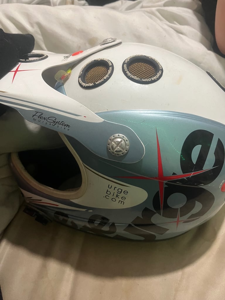 Bicycle crash helmet 