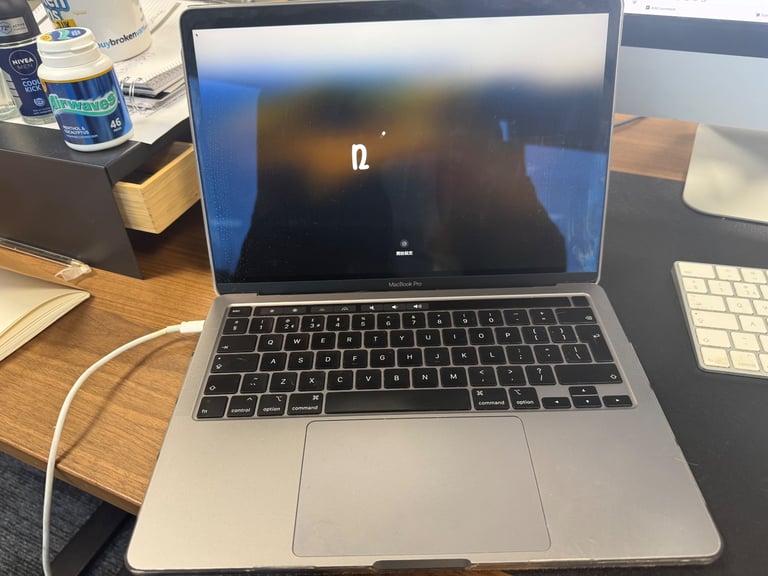 Apple MacBook Pro ( Touch Bar ) 