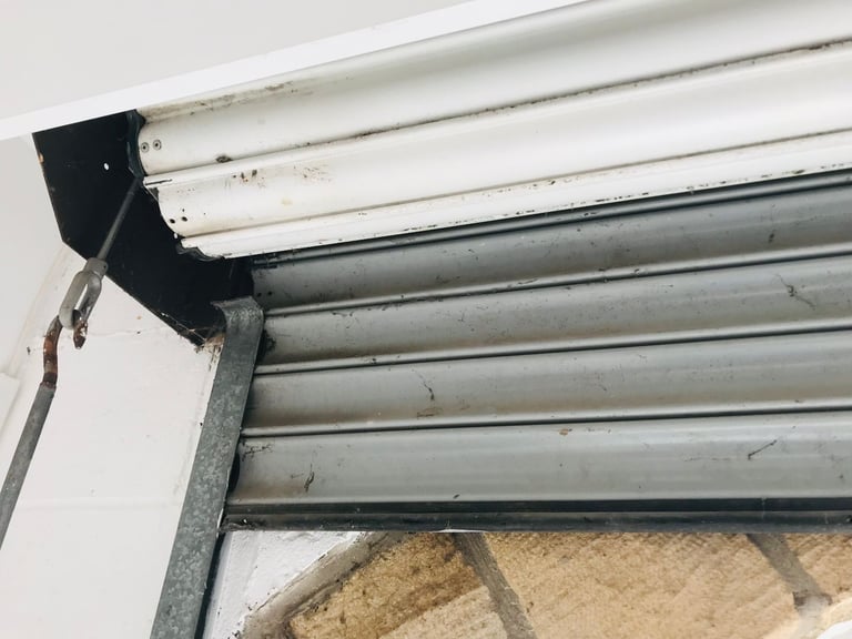 WHITE ELECTRIC ROLLER SHUTTER GARAGE DOOR WITH REMOTES