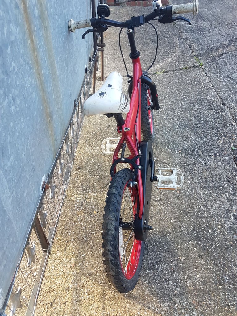 HUFFY IGNITE(RED/BLACK)16 INCH CHILDS BIKE,FULL FIT CHAIN GAURD