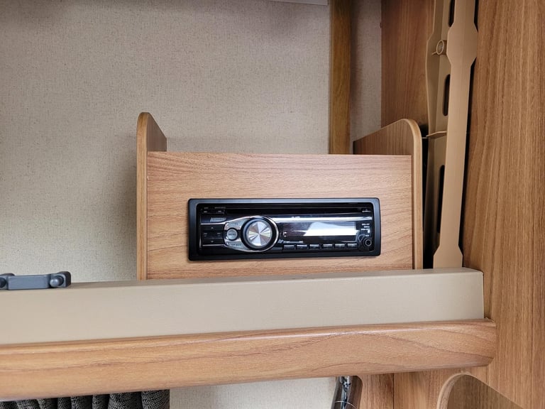 Swift Challenger Sport 584 2013 Single Axle 4 Berth - Motor Mover, Island Bed