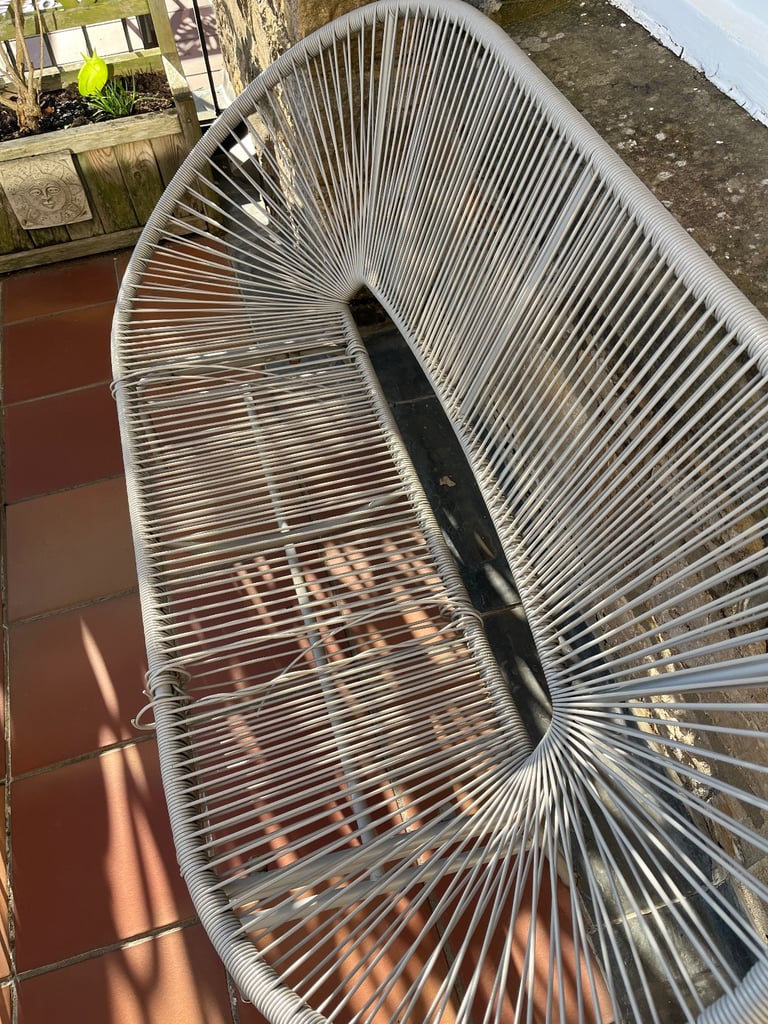 Free garden sofa for upcycling
