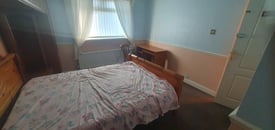 Furnished ROOM King Size bed Available in NE12 Benton Area for Couple.