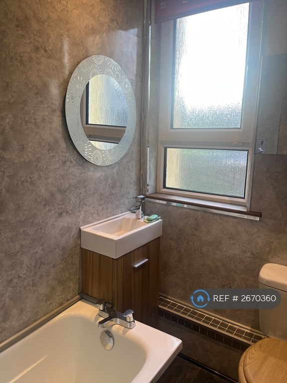 2 bedroom flat in Fulton Street, Glasgow, G13 (2 bed) (#2670360)