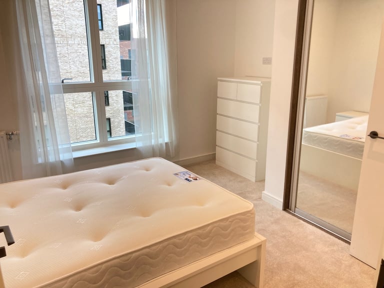 New Build Quality Lift Concierge Balcony Flat 2 Bed 2 Bath Gardens Gym Lounge Cinema Near Rail Bus