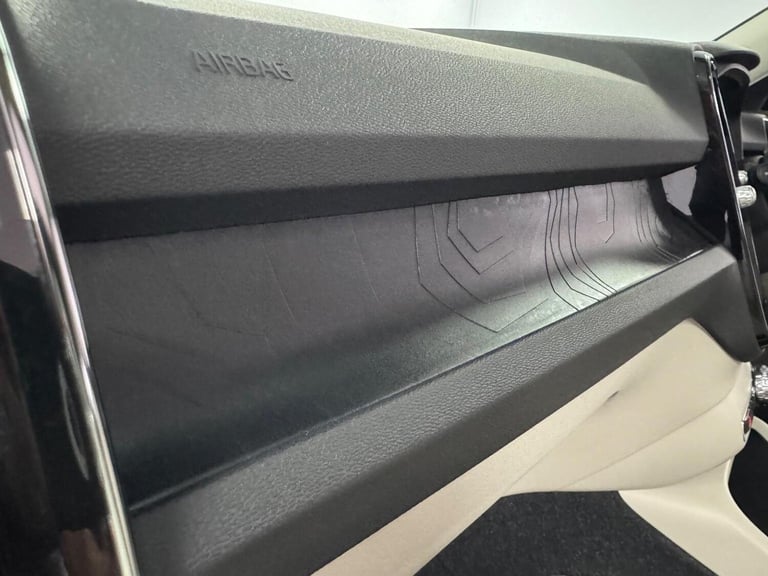 VOLVO XC40 1.5h T5 Recharge 10.7kWh Ultimate Dark Auto Euro 6 (s/s) 5dr 2023