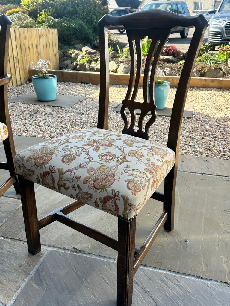 Mahogany Dining table with 6 matching chairs