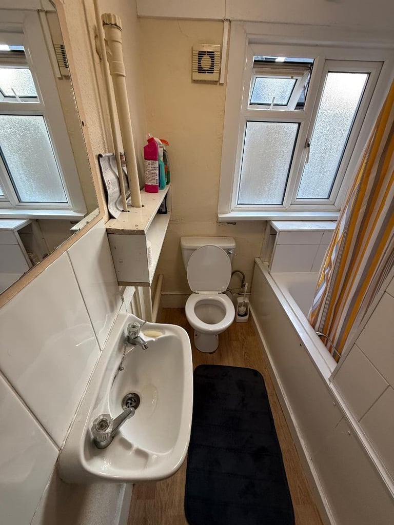 image for DOUBLE BEDSIT PERCY ROAD SHEPHERDS BUSH W12