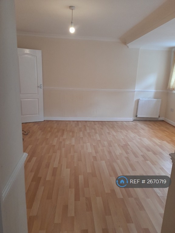 2 bedroom flat in Union Road, Thorne, DN8 (2 bed) (#2670719)