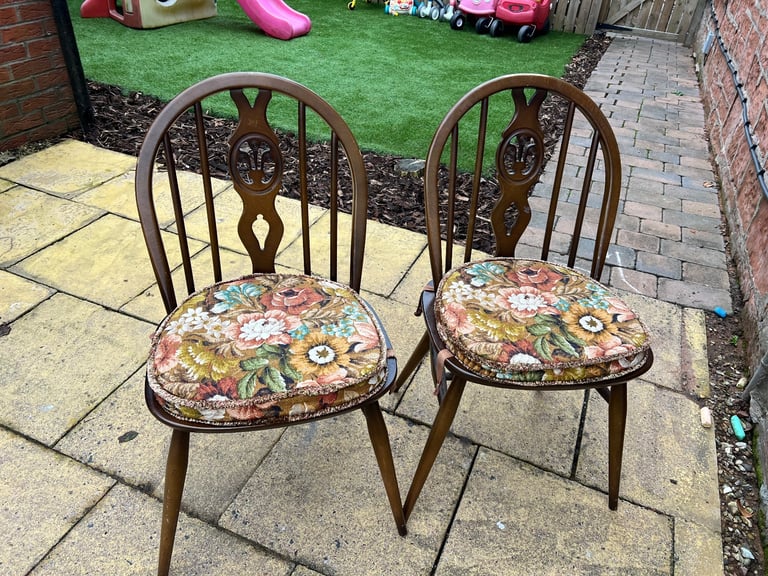 2x Ercol Windsor Dining Chairs – Classic Design with Cushions