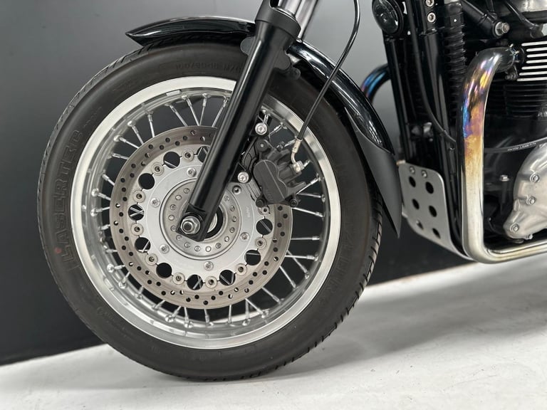 STUNNING LOW MILEAGE 2015/15 TRIUMPH THRUXTON MOTORCYCLE 
