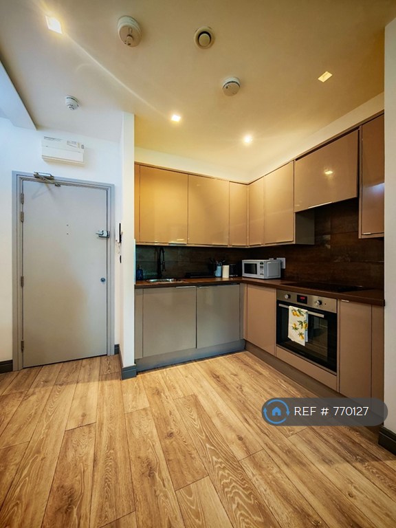 1 bedroom flat in Kilburn High Road, London, NW6 (1 bed) (#770127)