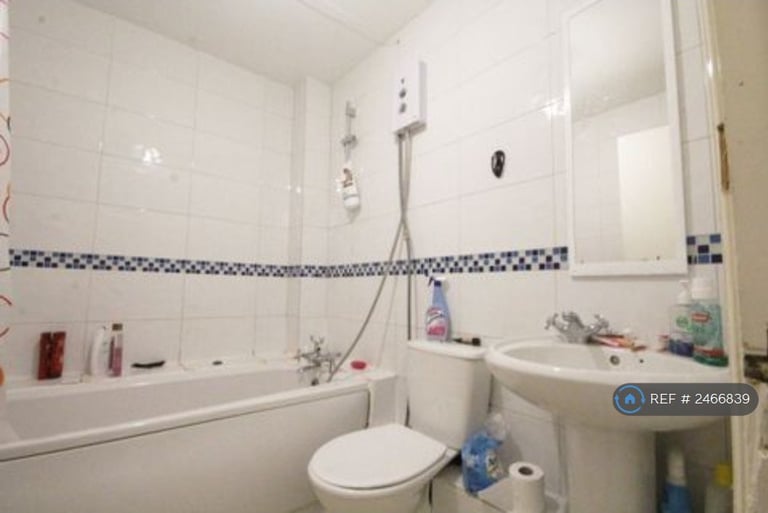 2 bedroom flat in Bellingham Court, Barking, IG11 (2 bed) (#2466839)