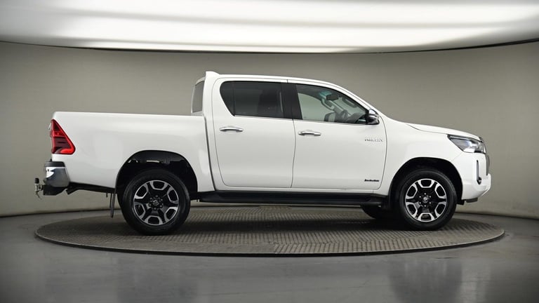 2024 Toyota Hilux 2.8 D-4D Invincible Pickup Double Cab 4dr Diesel Auto 4WD Euro 6 (s/s) (204 Pic...