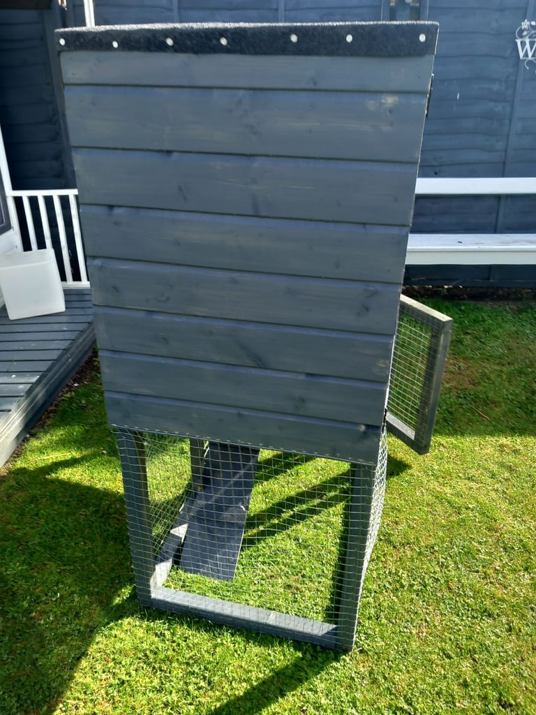 Brand new rabbit hutch with run 