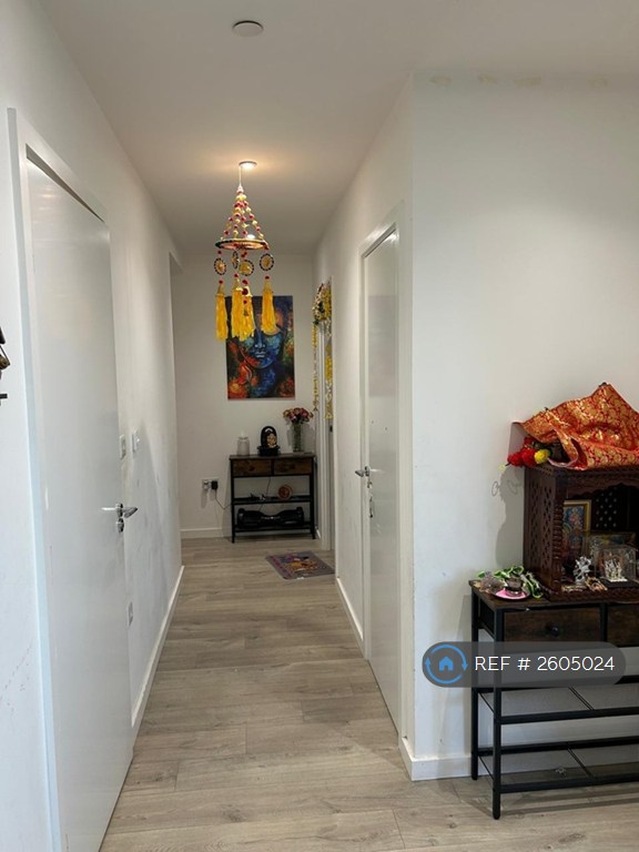 3 bedroom flat in Tyburn Gardens, London, E16 (3 bed) (#2605024)