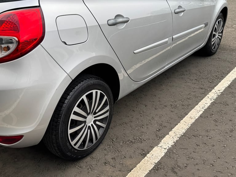 2011 Renault Clio 1.2 16V Expression 5dr HATCHBACK Petrol Manual