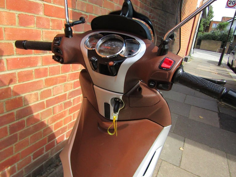 PIAGGIO BEVERLY 300cc GREAT COMMUTER VERY FAST AND RELIABLE. CHEAP TO RUN.
