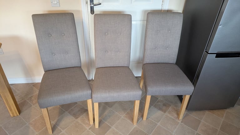 Real Oak extendable dining table with 6 seats