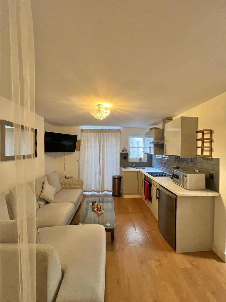 Lovely Large Studio Hove £1000 Short / Long Term 