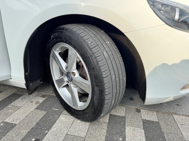 2015 VOLVO V40 SE 1.6 D2 DIESEL 6 SPEED MANUAL WHITE 5dr HATCHBACK 