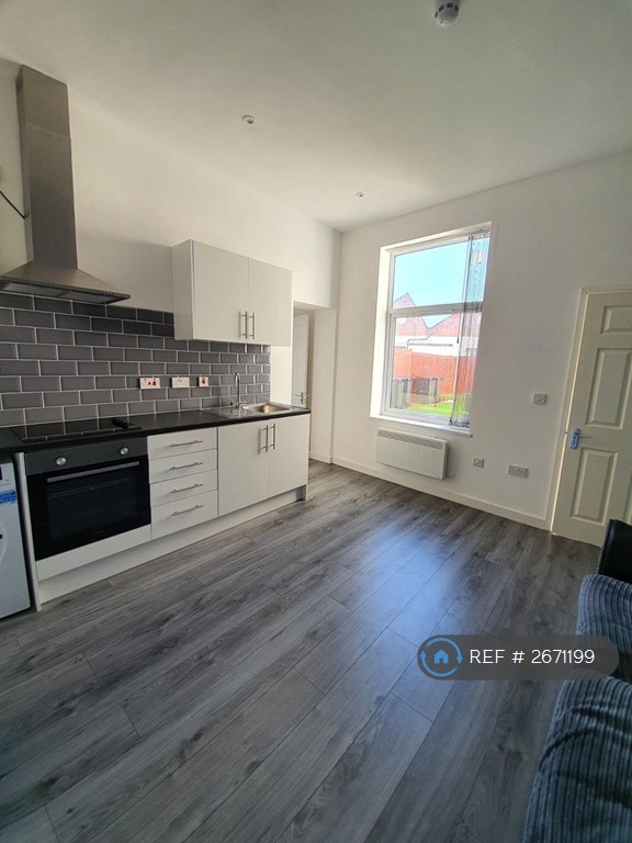 2 bedroom flat in Thornhill Road, Coventry, CV1 (2 bed) (#2671199)