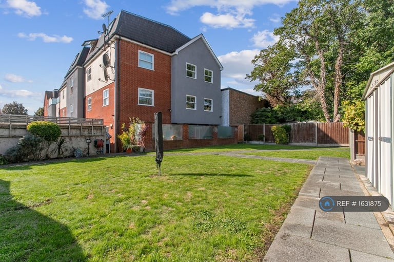 2 bedroom flat in Hazeltree Lodge, London, N13 (2 bed) (#1631875)