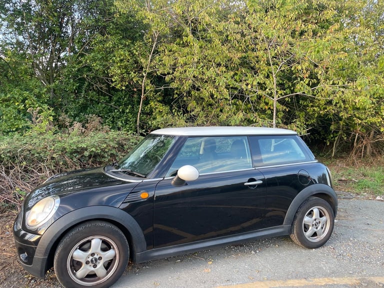 MINI COOPER 1.6 PETROL 10 REG BLACK 3 DOOR MOT FEBRUARY 25TH 2026 TAX £165 LOW INSURANCE 50+MPG