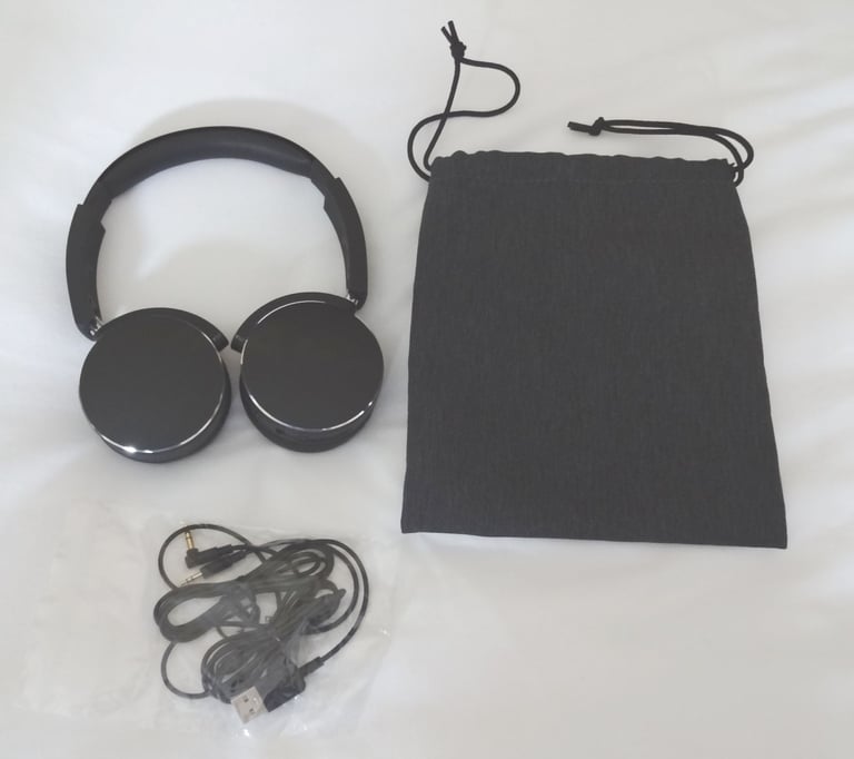 AKG Y50BT On-ear Bluetooth Headphones New in original box