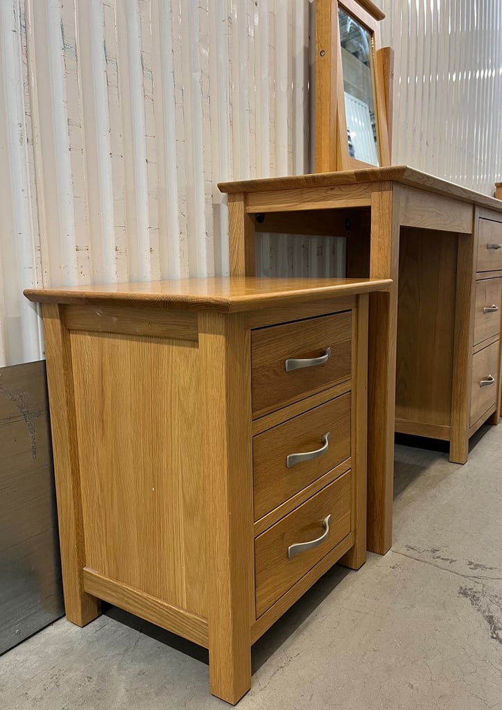 Devon Oak double bed frame, 2 bedside tables & dresser