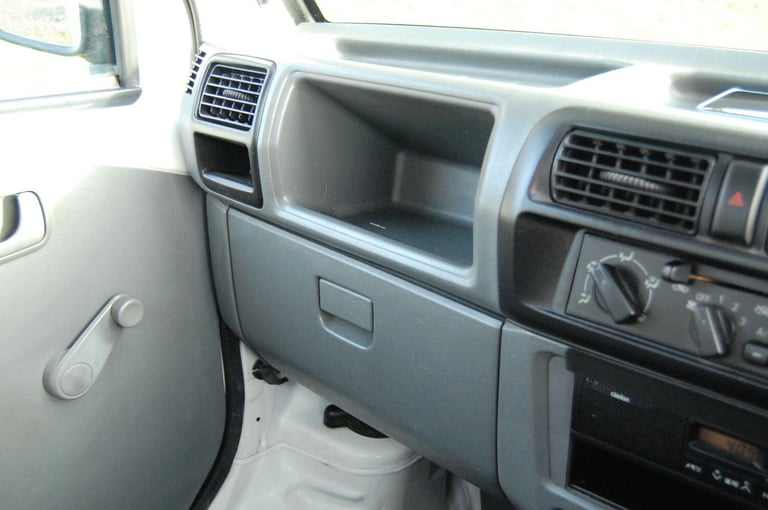 NISSAN CLIPPER 650CC 2WD 200404 Petrol Manual in White