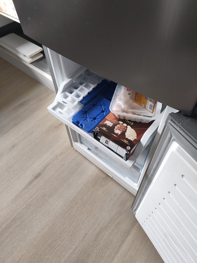 Bosch upright 70/30 series 4 fridge freezer 