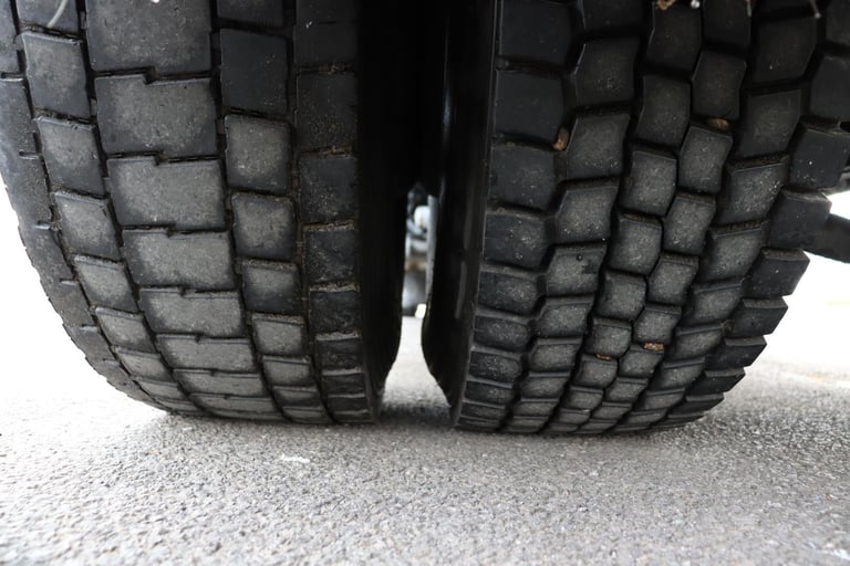 MERCEDES AXOR 1824 4X2 SLEEPER 26FT BOXVAN (2013)