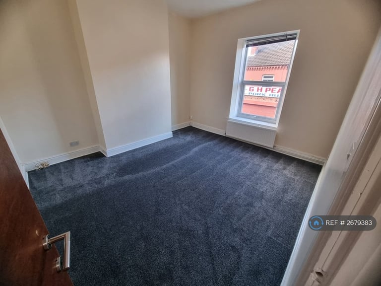 2 bedroom flat in New Ferry Road, Wirral, CH62 (2 bed) (#2679383)