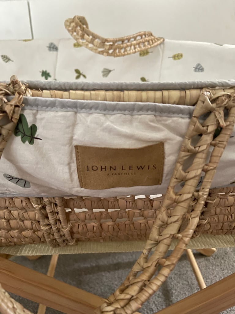 Moses basket and stand