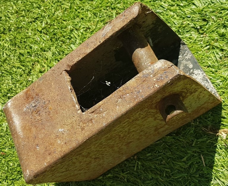 Hitch lock and wheel clamp for trailer, caravan, camper, motorhome.