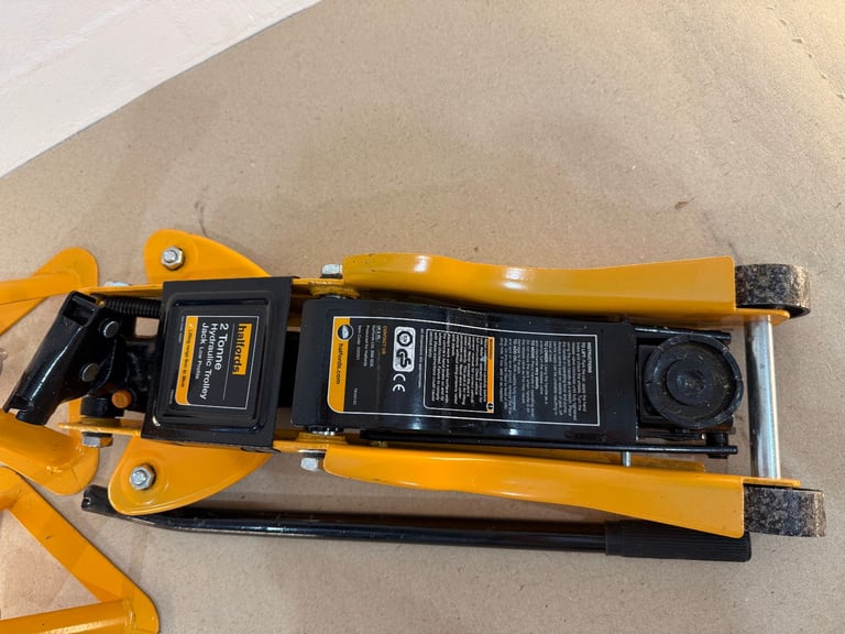 Low profile trolley jack and axle stands 2 tonne