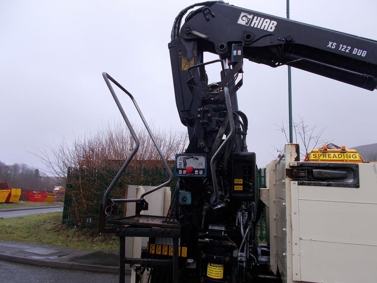 2014 (14) LEYLAND DAF CF 330 FLATBED WITH CRANE & BRICK GRAB. REAR LIFT STEER