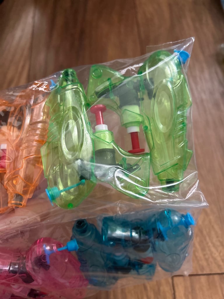 Brand new 96 pcs water pistols for kids 