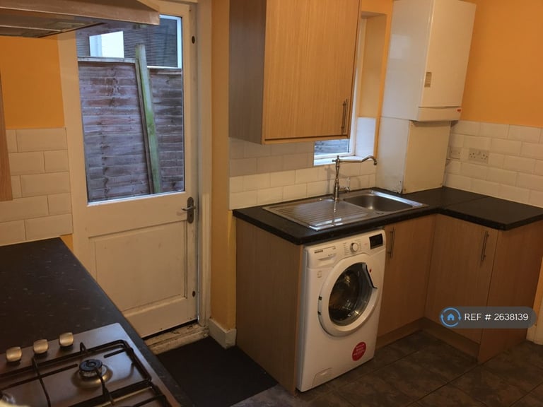 1 bedroom flat in Leyton, London, E10 (1 bed) (#2638139)