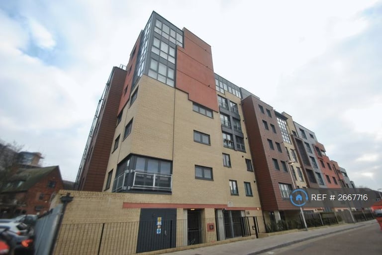 1 bedroom flat in Bramley Crescent, Ilford, IG2 (1 bed) (#2667716)