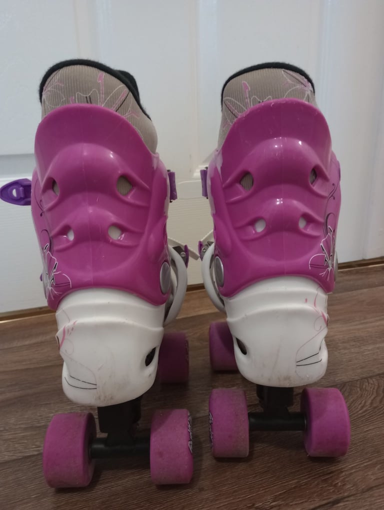 Adjustable size children's roller boots plus pads