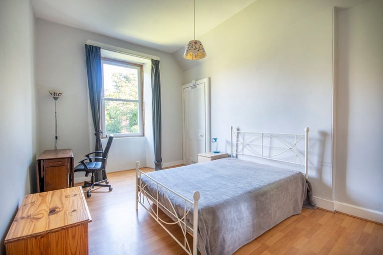 Fantastic, 2 bedroom, 2nd floor flat near the Meadows – available November