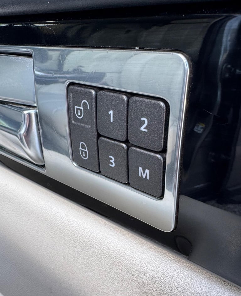 LAND ROVER RANGE ROVER SPORT 3.0 SD V6 HSE Black 2013