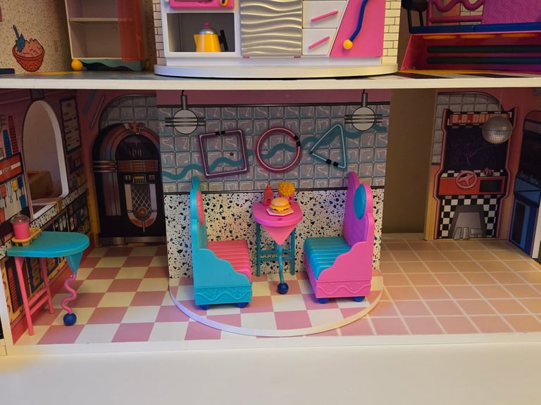 LOL Surprise! Fashion Dolls House of Surprises and LOL Surprise! Car-Pool Coupe