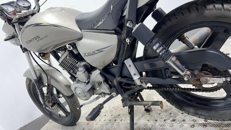 Zontes ZT 2012 20K RUNNING PROJECT BIKE SPARE OR REPAIR 125CC COMMUTER