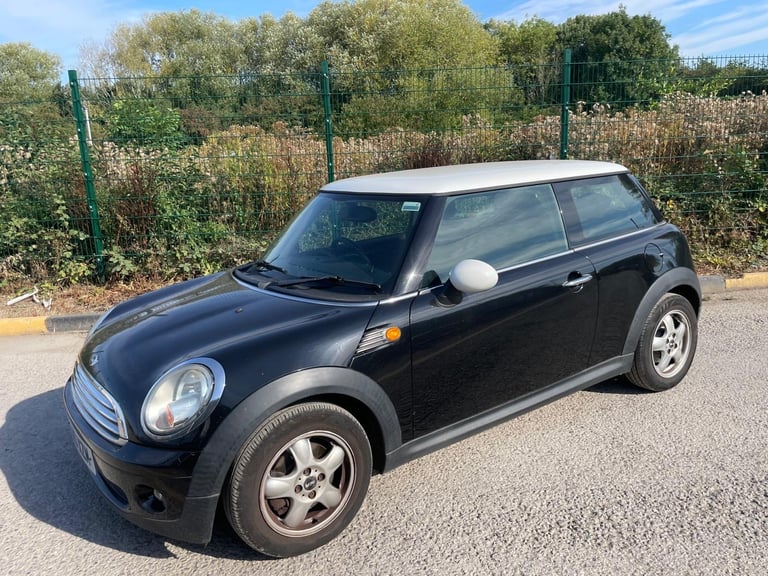 MINI COOPER 1.6 PETROL 10 REG BLACK 3 DOOR MOT FEBRUARY 25TH 2026 TAX £165 LOW INSURANCE 50+MPG