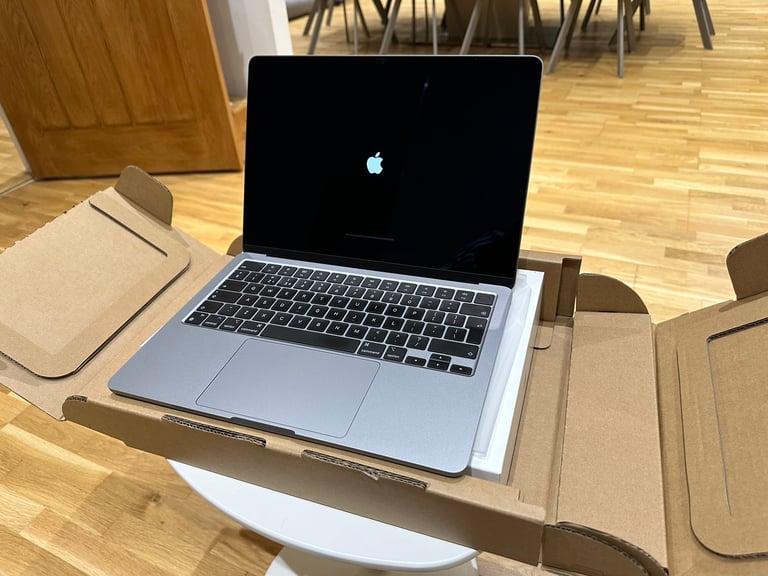 Apple MacBook Air A2681 M2 Chip 8GB RAM 256GB SSD 13.6” 2022 BOXED