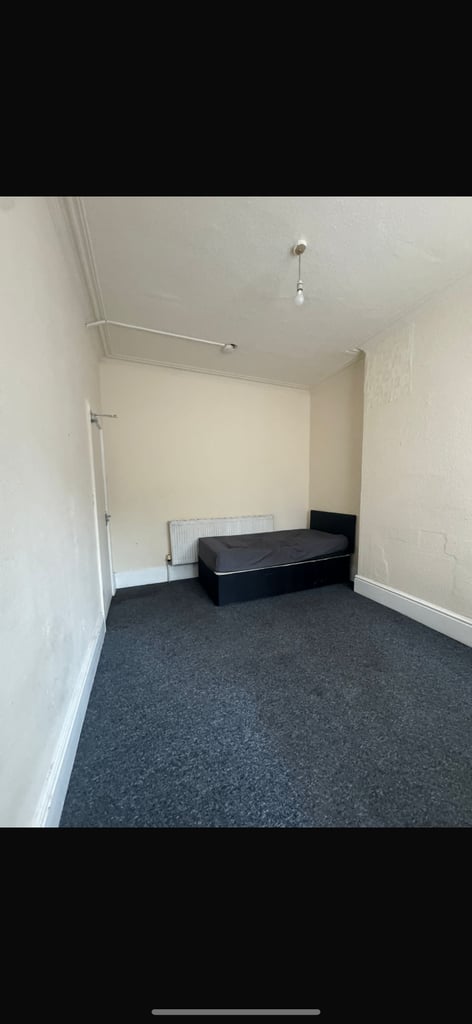 image for Large double room available in B23