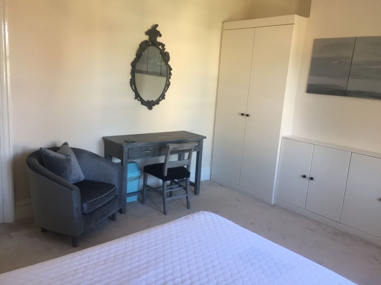 DOUBLE ROOM WITH OWN PRIVATE SHOWER ROOM TO RENT. GREAT LOCATION.